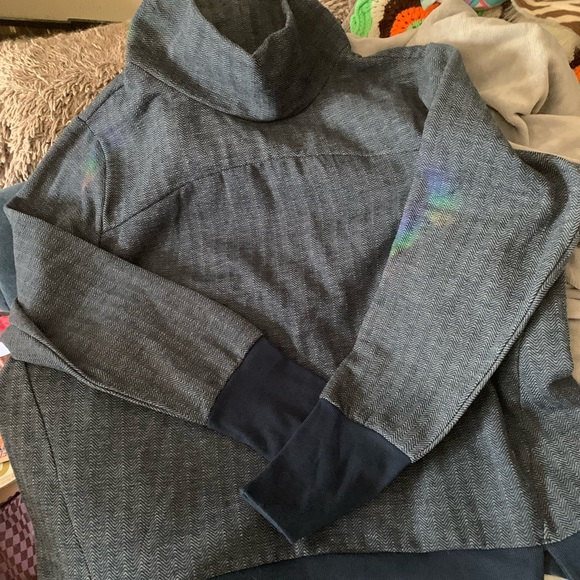 A heavy shirt with a cowl neck - Picture 3 of 3